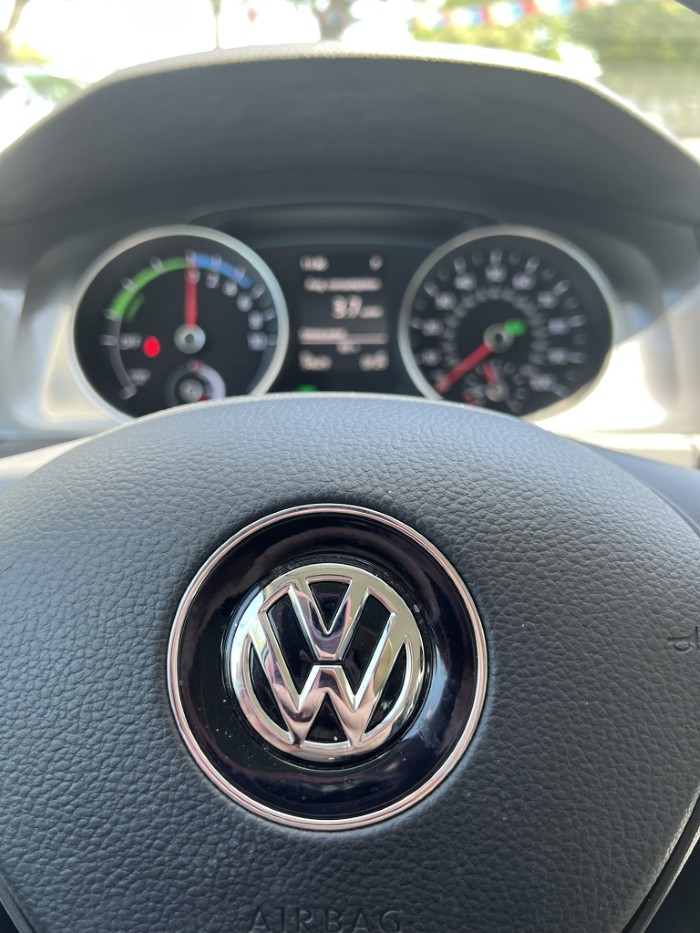 2016 Volkswagen e-Golf e-Golf SE's photo