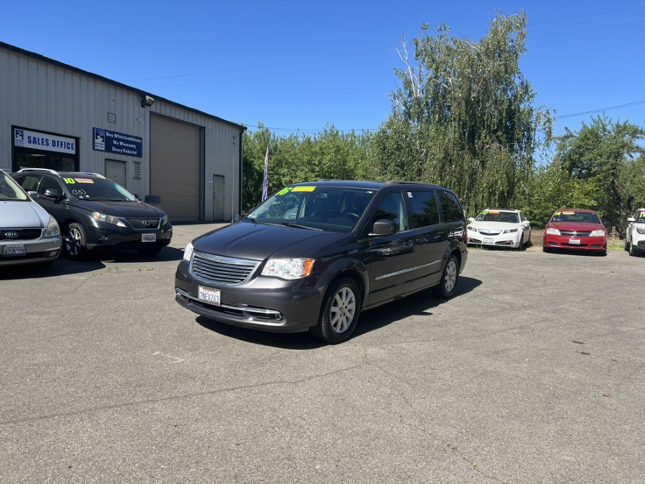 2016 Chrysler Town & Country Touring's photo