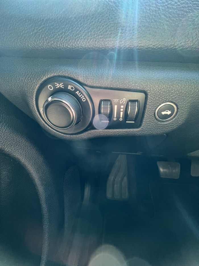 2016 Chrysler 200 Limited - Photo 12